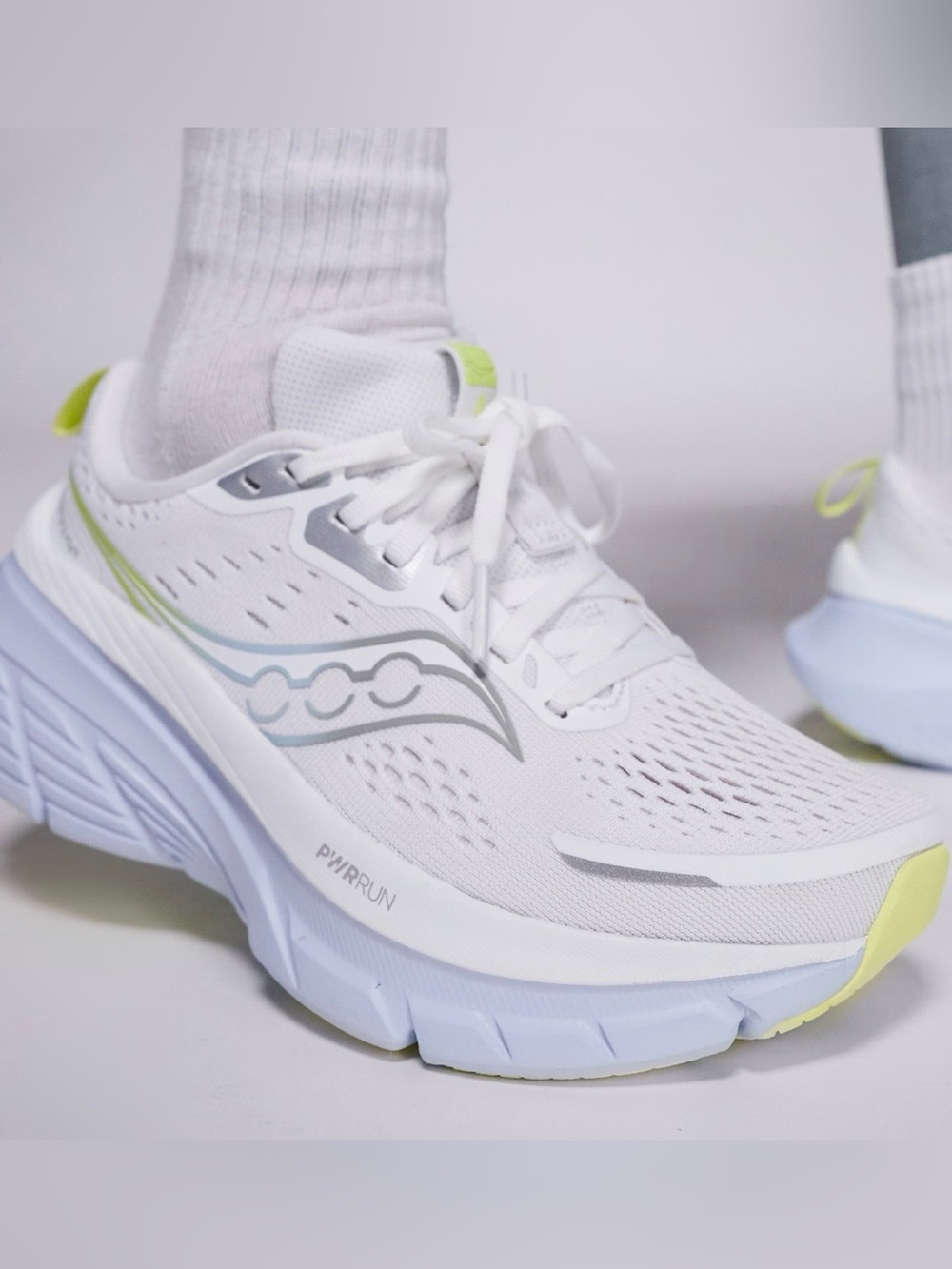 Saucony Guide 18 max cushioning trainers in white and ice melt Size 7.5 NIB - Picture 2 of 14